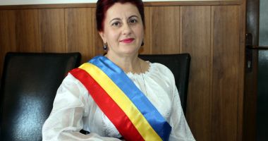 Stire din Politică-Administrație : Primarul Dorinela Irimia, din casă în casă, la localnicii din Saraiu, în zi de sărbătoare