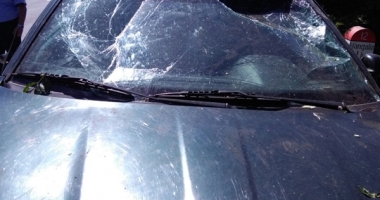 S-a răsturnat cu mașina după șicane în trafic. Șoferul provocator a fugit! - 2