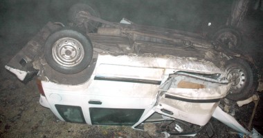 Stire din Eveniment : S-a răsturnat cu mașina de băut ce era
