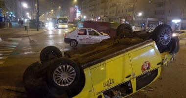 Stire din Eveniment : S-a răsturnat cu taxiul, în urma unui accident spectaculos