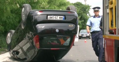 S-a răsturnat cu mașina pentru că nu era atentă la drum