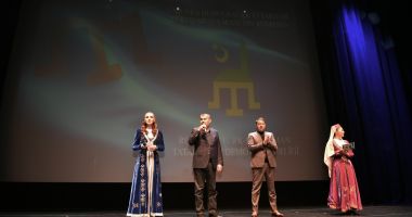 Stire din Cultură-Educație : Ziua Etniei Tătare, celebrată cu fast de UDTTMR, în cadrul unui show cu 1.000 de spectatori