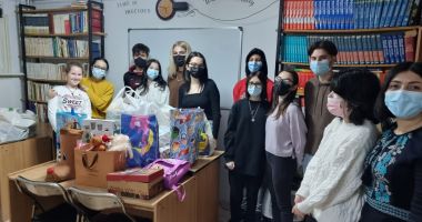 Stire din Cultură-Educație : Elevii de la Liceul „Carmen Sylva”, alături de familiile defavorizate, de Crăciun