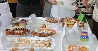 Stire din Cultură-Educație : Ziua Europei, sărbătorită colectând bani de-un proiector