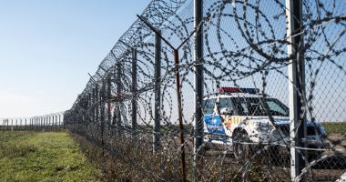 Stire din Actualitate : Americanii întind sârmă ghimpată la frontiera cu Mexicul
