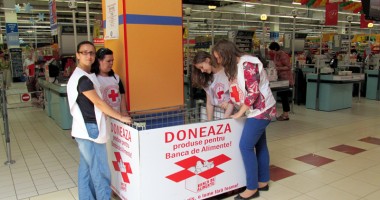 Stire din Social : Sărmanii din județul Constanța,  ajutați cu alimente de Crucea Roșie