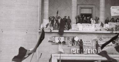Imagini document / 25 DE ANI DE LA REVOLUȚIE - 22 decembrie 1989: Fuga lui Ceaușescu și zeci de mii de oameni în stradă, sub tiruri de gloanțe - 2