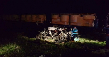 ATENȚIE, IMAGINI ȘOCANTE! TRAGEDIE FEROVIARĂ! AUTOTURISM SPULBERAT DE TREN. BĂRBAT MORT, TĂIAT ȘI DESFIGURAT - 7