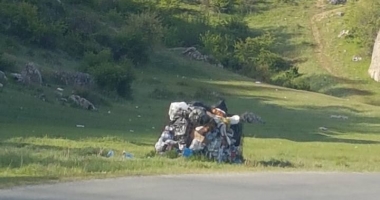 GALERIE FOTO / CÂND NESIMȚIREA ÎNTRECE ORICE LIMITĂ...Și-au lăsat mormanele de gunoaie la Constanța, adminstrația locală strânge după ei - 4
