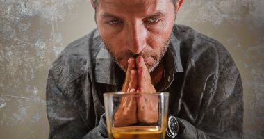 Șase whiskiuri duble, vă rog!
