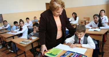 Stire din Cultură-Educație : S-a stabilit! Școala începe mai devreme