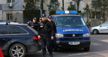 S-au stropit cu benzină și au amenințat că își dau foc - 4