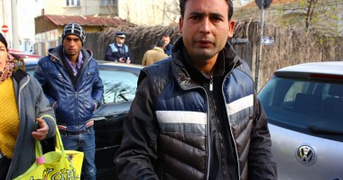 S-au stropit cu benzină și au amenințat că își dau foc