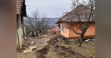Stire din Eveniment : Un sat rupt în două! Zeci de familii rămân izolate din cauza unei alunecări de teren