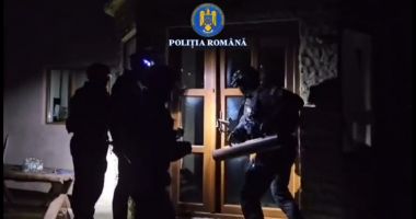 Stire din Eveniment : Au făcut prăpăd în Satul de Vacanță! Poliția i-a săltat după opt percheziții