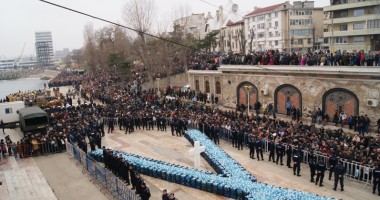Boboteaza la Constanța: lupte corp la corp pentru o sticlă de aghiazmă sau un… dop - 5