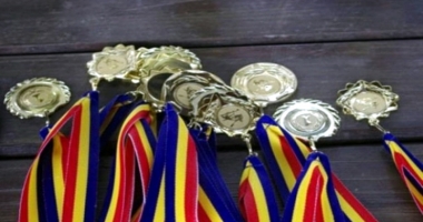 Stire din Cultură-Educație : Minune! S-au mărit bursele pentru elevii olimpici
