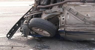Stire din Eveniment : S-au răsturnat cu mașina din cauza poleiului. Două victime