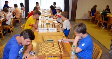 Stire din Sport : Primele mutări la Campionatul European de șah pentru juniori