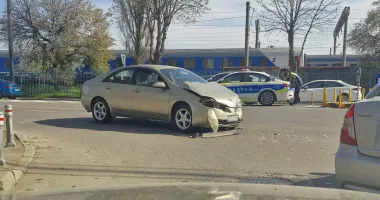 Stire din Eveniment : Accident rutier în apropierea Școlii Gimnaziale nr. 8. O victimă este transportată la spital