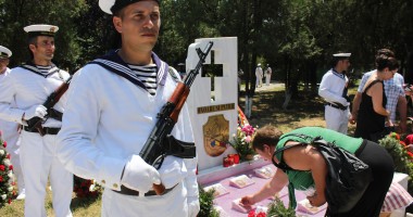 Lacrimi și durere la comemorarea scafandrilor morți în accidentul aviatic de la Tuzla / GALERIE FOTO - 4