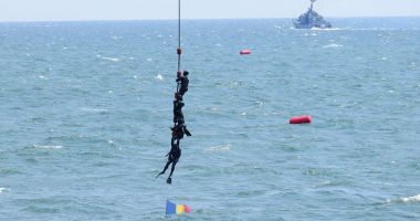 Stire din Eveniment : Instrucție la Constanța. Scafandri militari din cinci țări monitorizează Marea Neagră