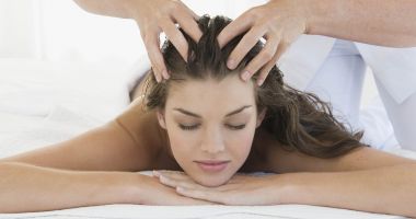 Stire din Sănătate : Masajul scalpului - o metodă care vă ajută să aveţi un păr sănătos