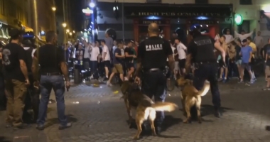 Stire din Sport : EURO 2016 / VIDEO. Fanii englezi au provocat primul incident. S-au bătut cu localnicii
