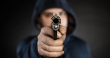 Scandal în club. Amenințări cu pistolul pentru a găsi un Mercedes furat