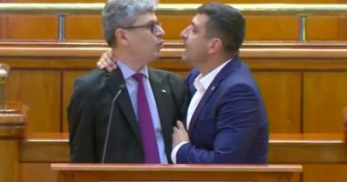Stire din Politică-Administrație : Virgil Popescu, luat de gât de George Simion la tribuna Parlamentului: "Ești un hoț/ Ești un prost!"