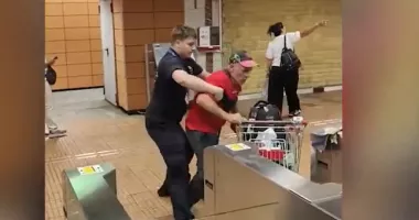 Scene incredibile la metrou! Un bărbat a încercat să intre în stație cu un cărucior de cumpărături