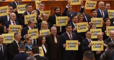 Stire din Politică-Administrație : Proteste în Parlament! Şefa POT a dat cu mâna peste microfoanele presei, iar Becali i-a luat microfonul unui reporter