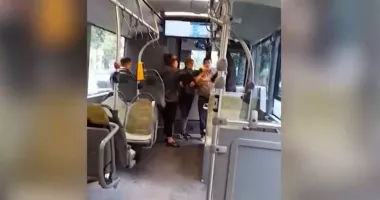 Scandal în autobuz. O călătoare a lovit o controloare după ce a fost prinsă fără bilet valabil
