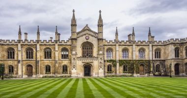 Stire din Cultură-Educație : Românii, vizați într-un scandal din sistemul universitar britanic. „Nu știi engleză, dar vrei să intri la universitate?”