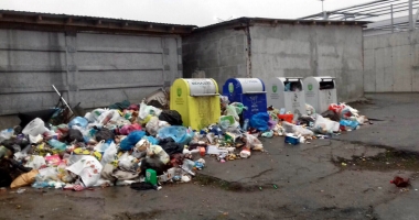 Stire din Social : Scandal la Mangalia! Locatarii cu datorii la Polaris, îngropați în deșeuri
