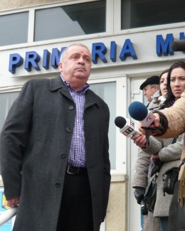 Stire din Politică-Administrație : Scandal după scandal în fața Primăriei Mangalia