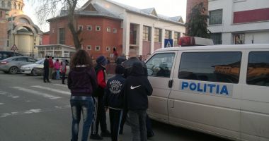Stire din Eveniment : Elevă bătută în afara orelor de un coleg de clasă