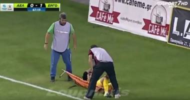 VIDEO. DE TOATĂ JENA! Coșmar pentru un fotbalist: faultat grav și scăpat de două ori de pe targă!