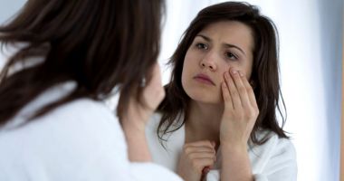 Stire din Sănătate : Scăpați de pungile de sub ochi cu remedii făcute în casă