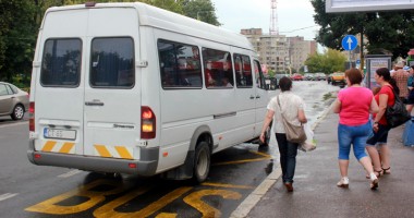 Stire din Eveniment : Călătorii reclamă "scârba" șoferilor de maxi-taxi pentru abonamente
