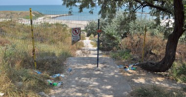 Pârloagă, gunoaie și mirosuri pestilențiale, în zona de acces spre Plaja Modern - 2