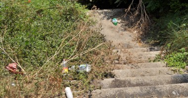Pârloagă, gunoaie și mirosuri pestilențiale, în zona de acces spre Plaja Modern - 4