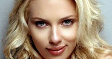 Stire din Monden : Scarlett JOHANSSON, de nerecunoscut. Cum s-a transformat actrița pentru un pictorial