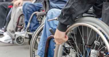 România are aproape 900.000 de oameni cu dizabilități. Cei mai mulți trăiesc în îngrijirea familiei