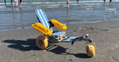 Stire din Social : Mai multe sectoare de plajă au fost dotate cu scaune plutitoare pentru persoanele cu dizabilități