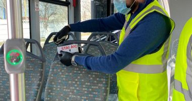 Stire din Social : Scaunele din autobuzele CT Bus, marcate pentru a se putea păstra distanța de siguranță