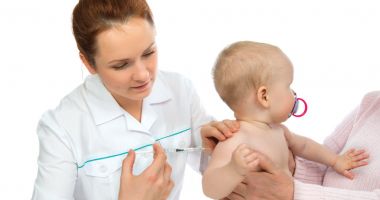 Stire din Sănătate : SCANDALUL VACCINURILOR / Posturile de radio și tv, obligate să includă în emisiuni opinia unui medic specialist