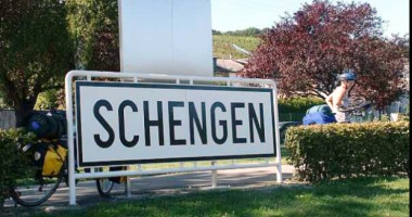 Stire din Actualitate : UE amână din nou aderarea României la Schengen