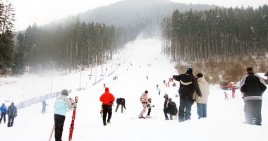 Stire din Social : Unde mergem în vacanță? Zonă montană cu peste 20 de pârtii de schi funcționale