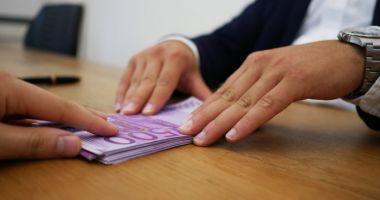 Stire din Economie : România se împrumută pe bandă rulantă. Datoria statului a trecut pentru prima dată de pragul de 700 de miliarde de lei, adică peste 50% din PIB